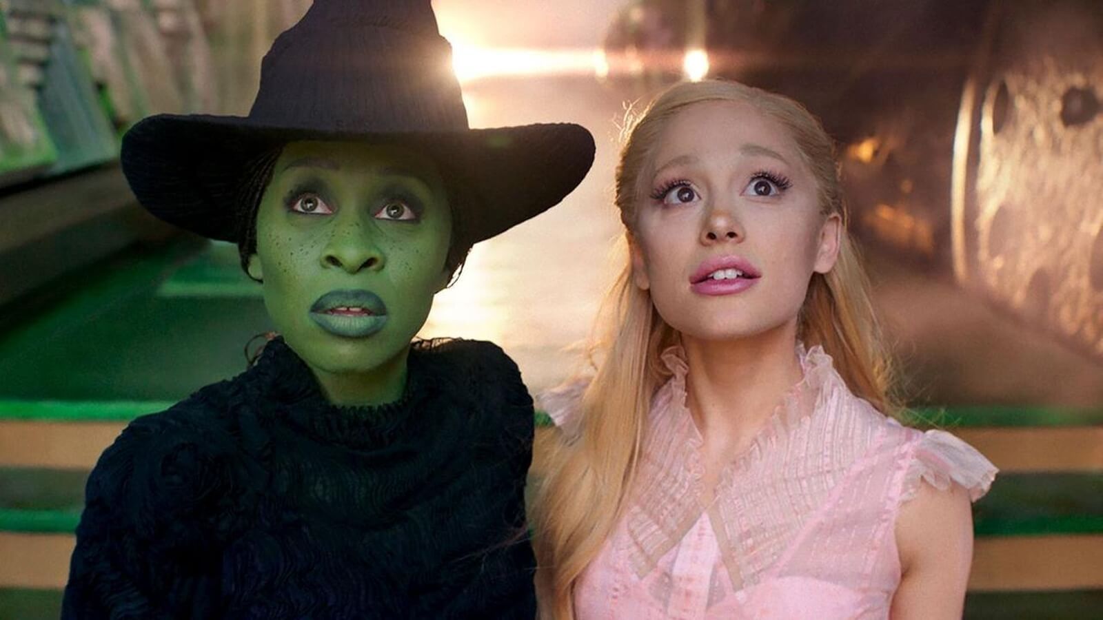 Escena de la película Wicked protagonizada por Ariana Grande.