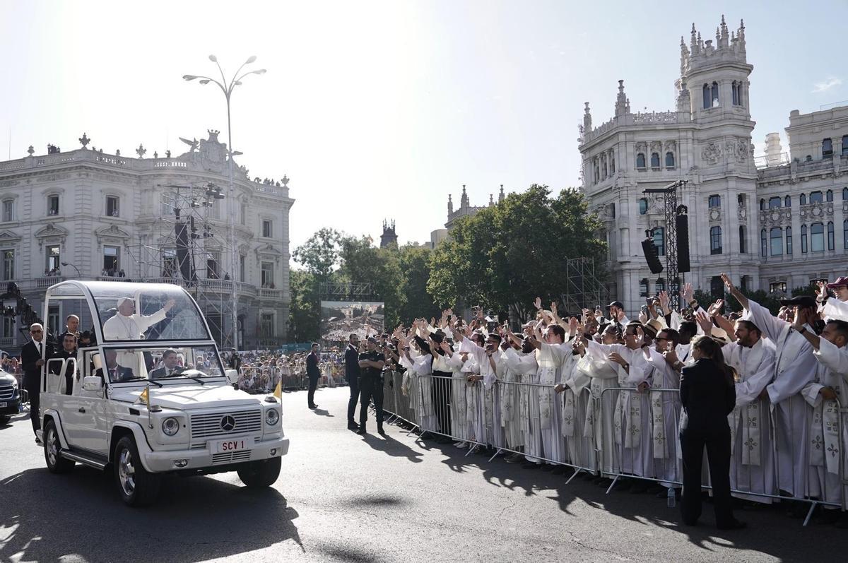 Llegada de León XIV en papamóvil a la Plaza de Cibeles.