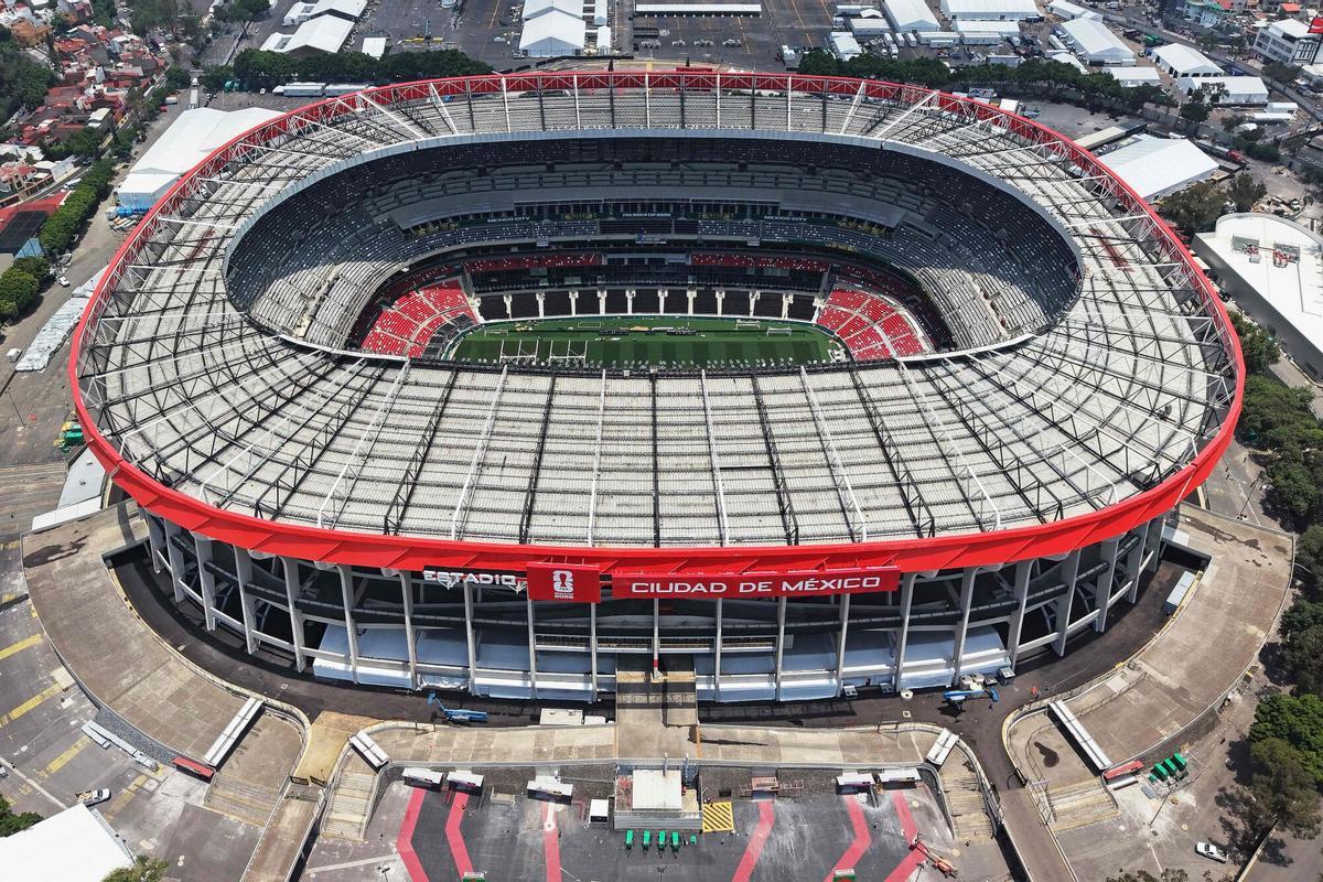 (ARCHIVOS) Esta vista aérea muestra el Estadio de la Ciudad de México, rebautizado como Estadio Azteca (o Estadio Banorte) para la Copa Mundial de la FIFA, en la Ciudad de México el 28 de mayo de 2026. La Copa del Mundo comienza el 11 de junio con la FIFA apostando a que el atractivo duradero del mayor espectáculo futbolístico del mundo puede superar la ira por el aumento de los precios de las entradas, un clima político incómodo en los Estados Unidos de Donald Trump y la sombra del conflicto en el Medio Oriente. Un récord de 48 equipos y millones de fanáticos llegarán a Estados Unidos, Canadá y México para la primera Copa del Mundo organizada conjuntamente por tres naciones, la edición más grande y logísticamente más compleja del torneo jamás organizada. La acción comienza en el icónico Estadio Azteca de la Ciudad de México el 11 de junio, cuando el coanfitrión México se enfrente a Sudáfrica a las 3:00 p. m. hora local (19:00 GMT), iniciando un espectáculo en expansión de casi seis semanas de duración que culminará con la final en el estadio MetLife de Nueva Jersey con capacidad para 82.500 asientos el 19 de julio. (Foto de Carl DE SOUZA / AFP)