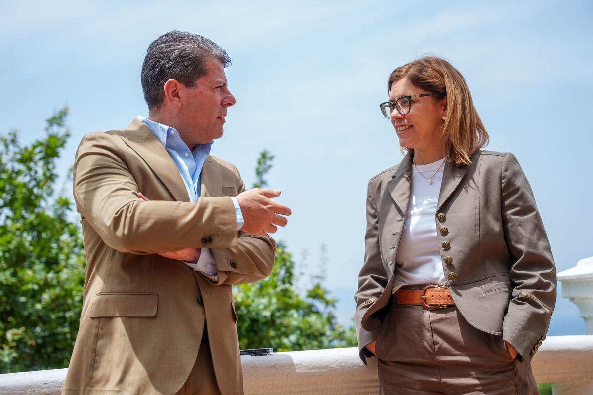 El Ministro Principal, Fabián Picardo, conversa con su sucesora Gemma Arias-Vásquez durante un encuentro con periodistas españoles. El 19 de junio de 2026 en Gibraltar.