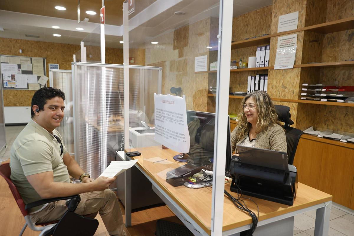 Dolores Boya, trabajadora de Emvisa, asiste a Daisel Lozada.