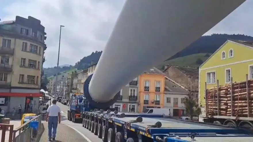 VÍDEO: Gran despliegue en la carretera de Vegadeo a La Garganta para el transporte de las piezas gigantes del parque eólico Carrugueiro, en Boal