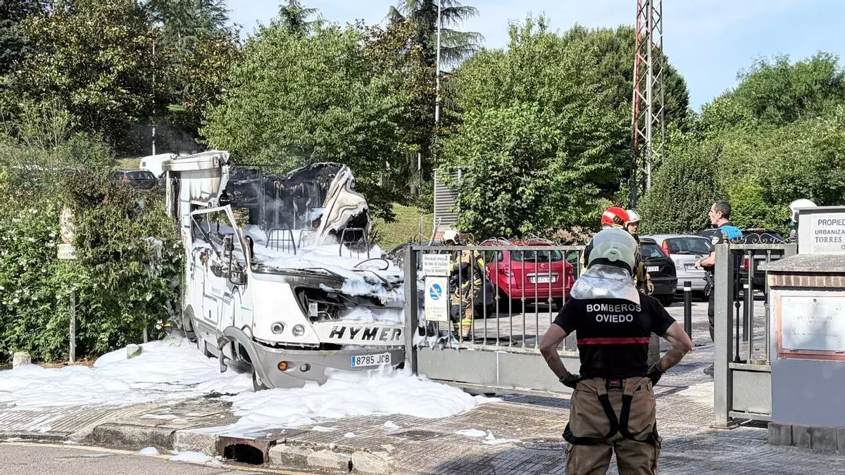VÍDEO: Arde una autocaravana en Oviedo y la Policía detiene a una persona como presunto autor de las llamas