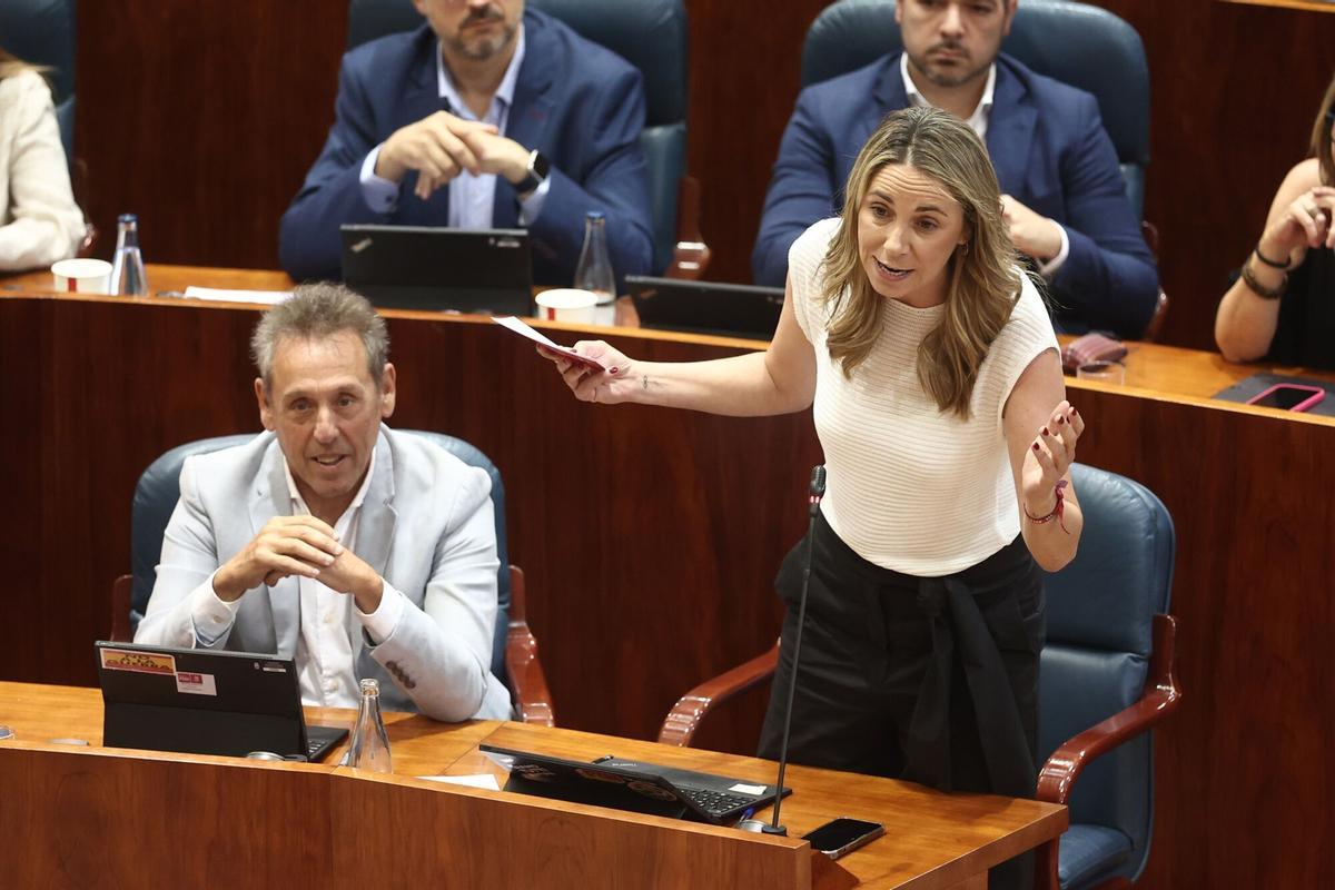 La portavoz del PSOE en la Asamblea, Mar Espinar, se dirige a Isabel Díaz Ayuso durante un pleno en la Asamblea de Madrid este mes de junio.