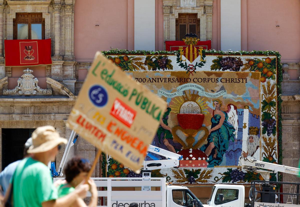 Imagen de la acampada educativa con el tapiz del corpus ya montado