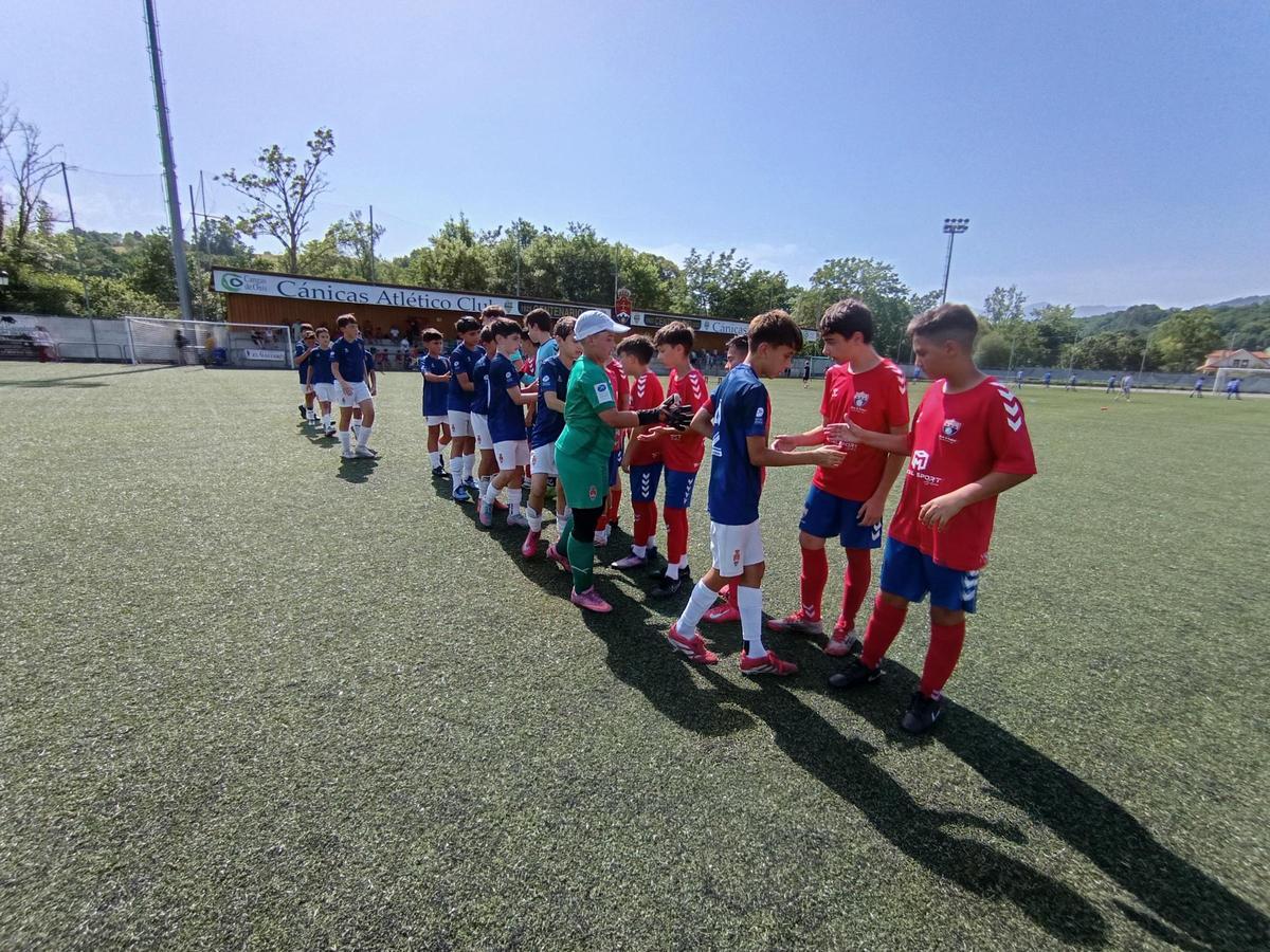 El saludo de los dos equipos antes del inicio de la final.