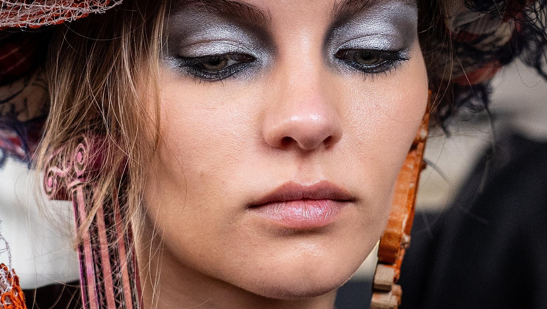Del labial rojo al azul cobalto: los colores atrevidos que conquistan el maquillaje esta temporada