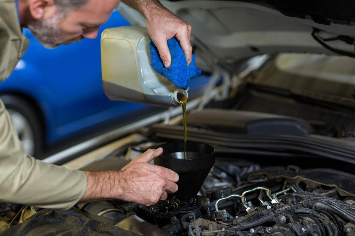 Mecánico revisando el aceite del motor