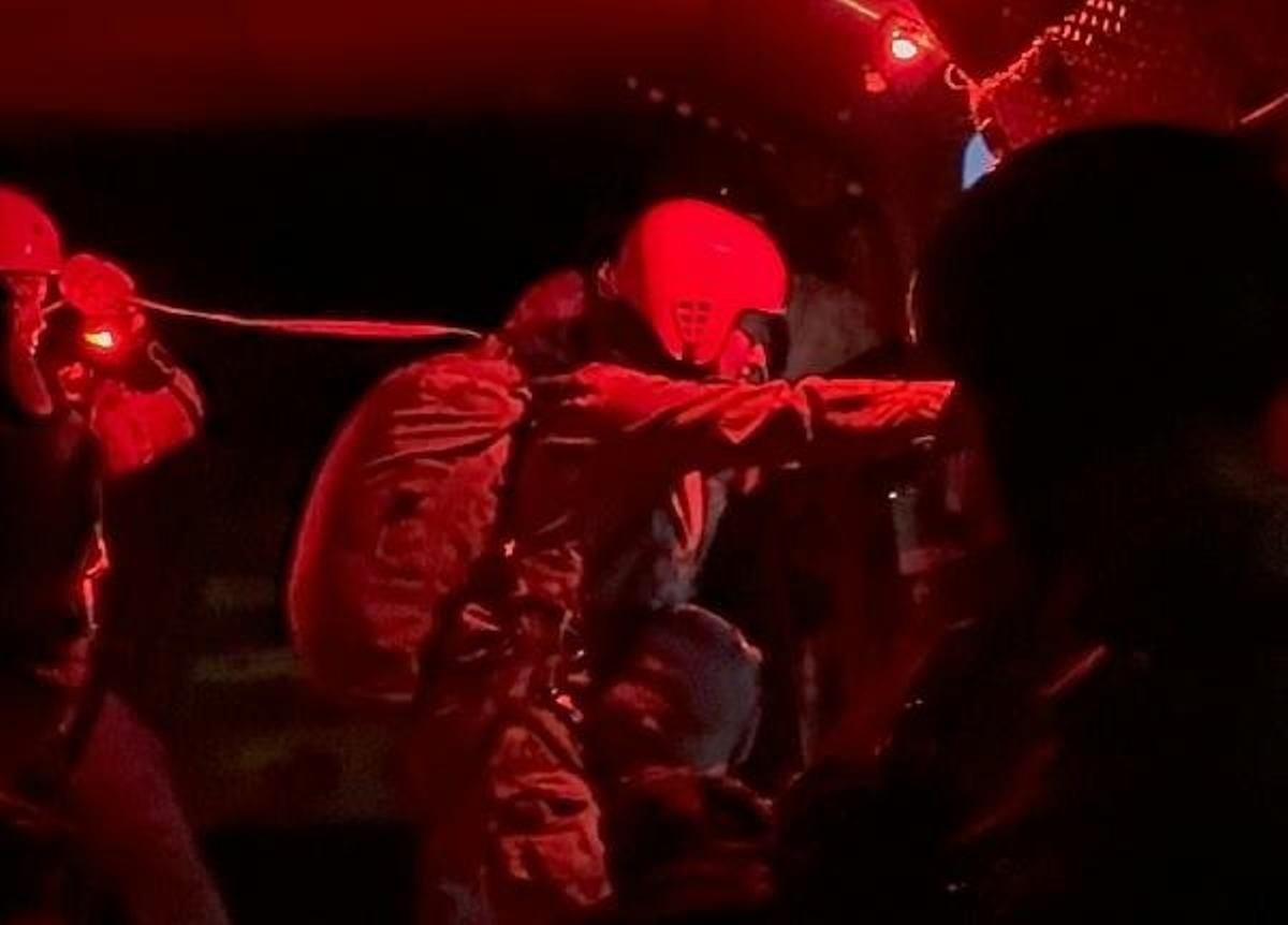 La heredera al trono, el día que hizo saltar en paracaídas por la noche.