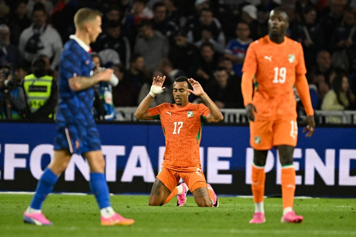 El defensor de Costa de Marfil #17 Guela Doue reacciona durante el partido de fútbol amistoso internacional entre Francia y Costa de Marfil antes del torneo de fútbol de la Copa Mundial de la FIFA 2026 en el Stade de la Beaujoire en Nantes, oeste de Francia, el 4 de junio de 2026. (Foto de Loic VENANCE / AFP)