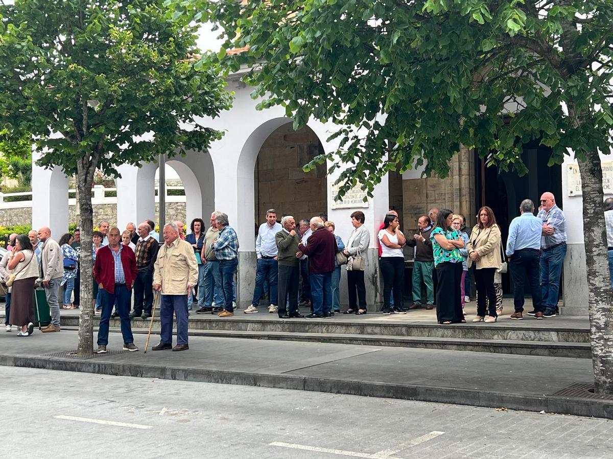 Asistentes al funeral.