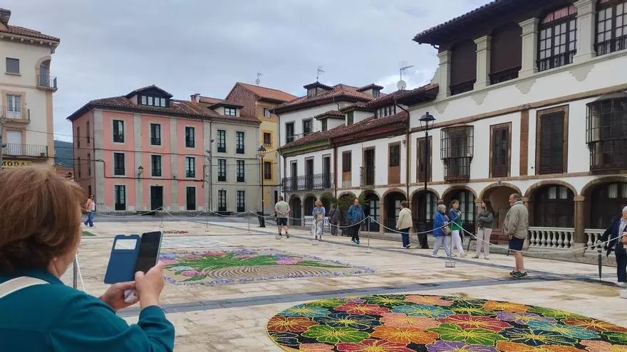 Pravia desafía la lluvia y sale en procesión con el Santísimo Sacramento sobre las alfombras florales y de sal: "Es el año que eran más bellas."