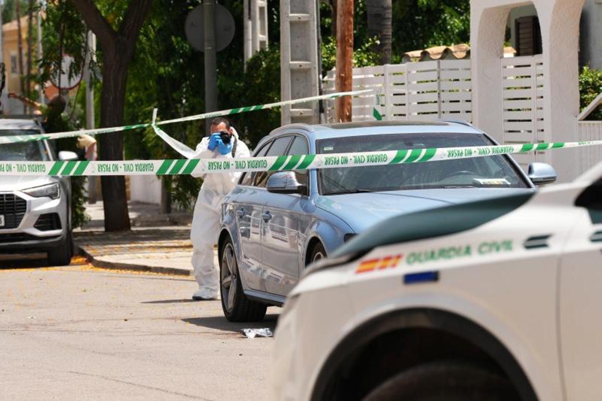 El auto con rastros de sangre en el asfalto.