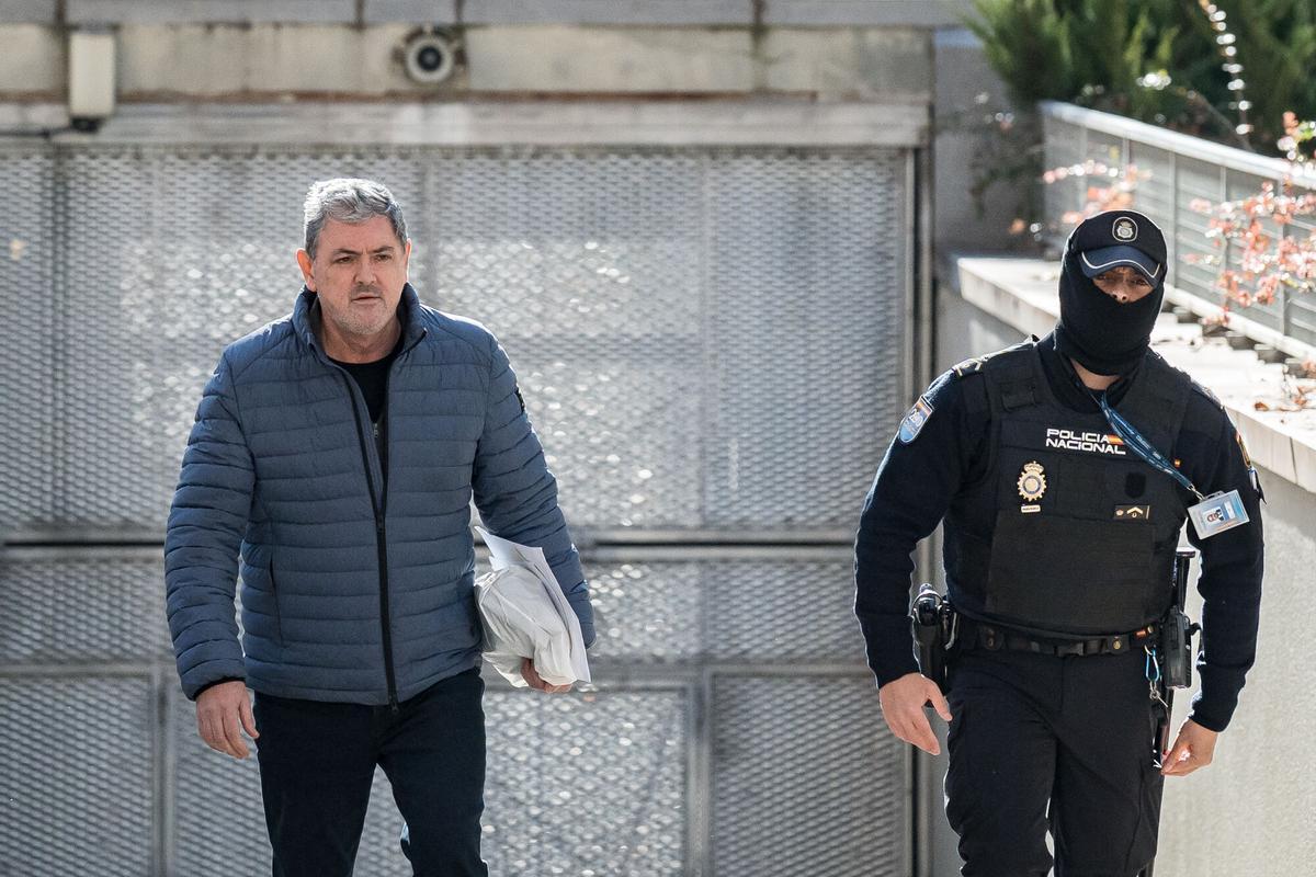 El socio de Servinabar 200, Joseba Antxon Alonso Egurrola (i), al salir de la Audiencia Nacional,