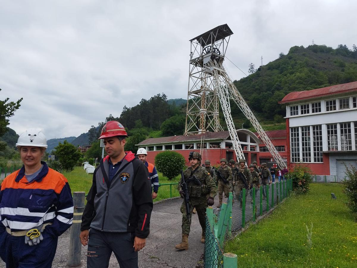 Maniobras militares en el pozo de Santiago de Hunosa.