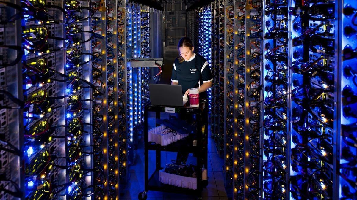 Un gerente de Google, en el centro de datos de la empresa en The Dalles, Oregón.