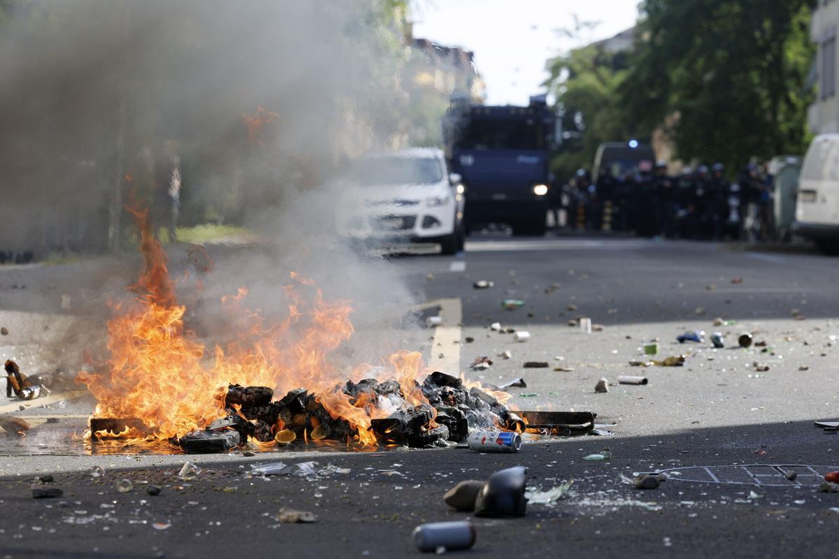 GINEBRA (Suiza), 14/06/2026.- Basura incendiada en una calle durante una manifestación contra la cumbre del G7 en Ginebra, Suiza, el 14 de junio de 2026. Las protestas en contra de la cumbre del G7, que se celebrará del 15 al 17 de junio de 2026 en Evian, Francia, se centran este fin de semana en la cercana Ginebra. Los activistas han elegido Ginebra por su accesibilidad en comparación con el perímetro de alta seguridad que rodea a Evian. (Protestas, Francia, Suiza, Ginebra) EFE/EPA/CYRIL ZINGARO