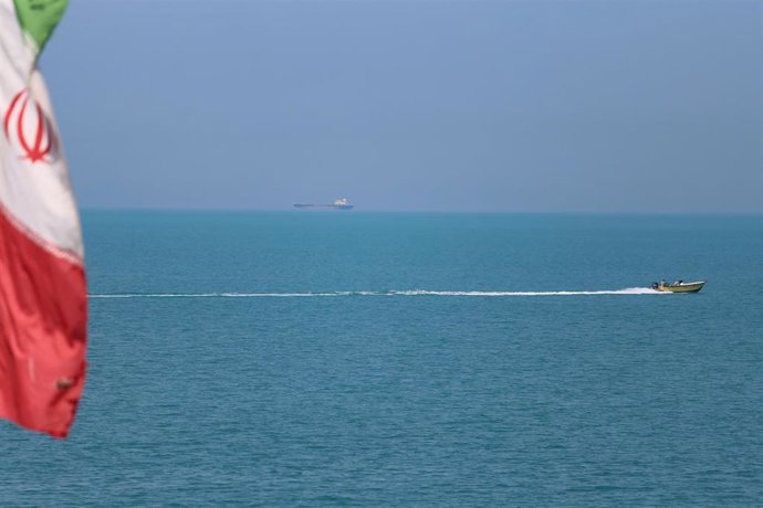 Archivo - Un barco navega con bandera iraní en la costa norte del Golfo Pérsico, en la ciudad portuaria de Bushehr, en el sur de Irán.