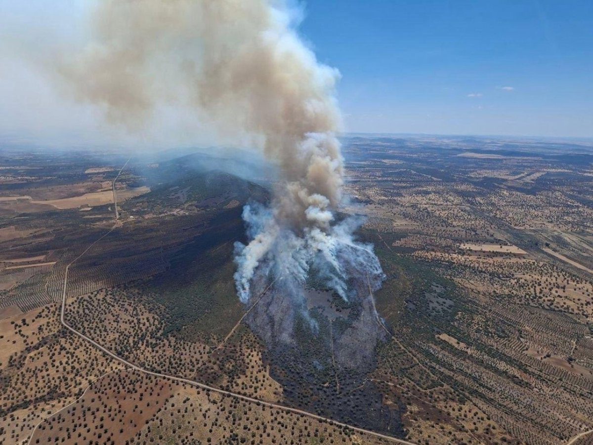 El incendio de Castuera (Badajoz) ha arrasado ya 129 hectáreas, aunque evoluciona de manera favorable