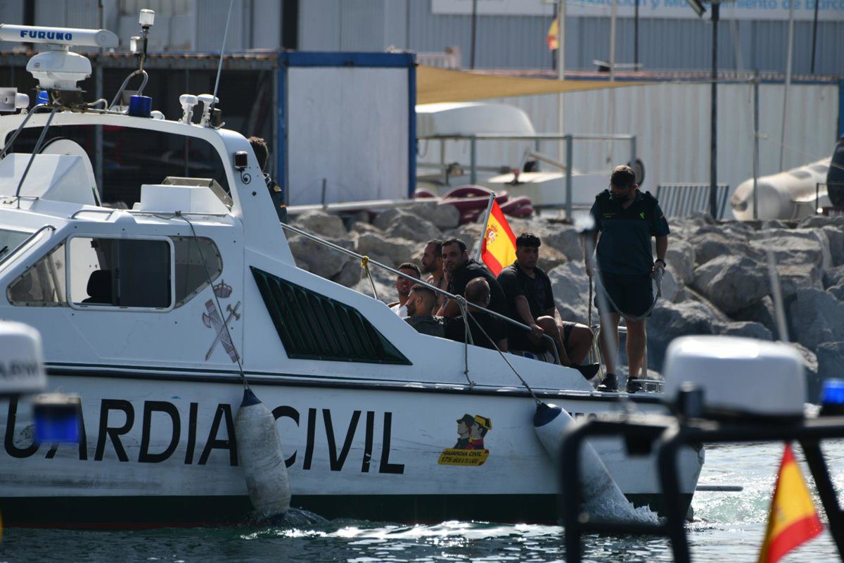 Intervenida una embarcación recreativa y quince fardos de hachís en las costas de Barbate (Cádiz)