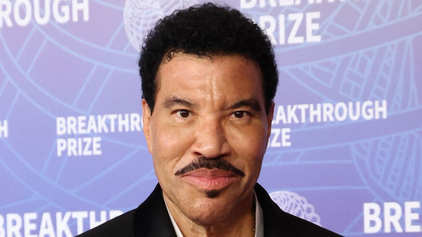 El cantante Lionel Richie, de 77 años, es trasladado a un hospital tras sufrir un mareo en pleno concierto: «Me siento extraño»