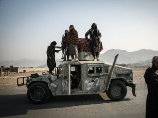 Combatientes talibanes viajan en un vehículo blindado en un puesto de control cerca del cruce fronterizo de Torkham entre Pakistán y Afganistán, el 28 de febrero de 2026.
