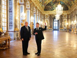 Emmanuel Macron actúa como guía de Donald Trump en la Galería de los Espejos de Versalles.