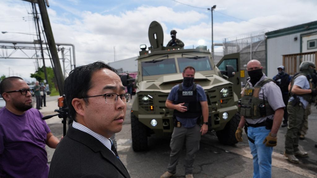 El congresista Andy Kim encabeza la manifestación contra Delaney Hal.