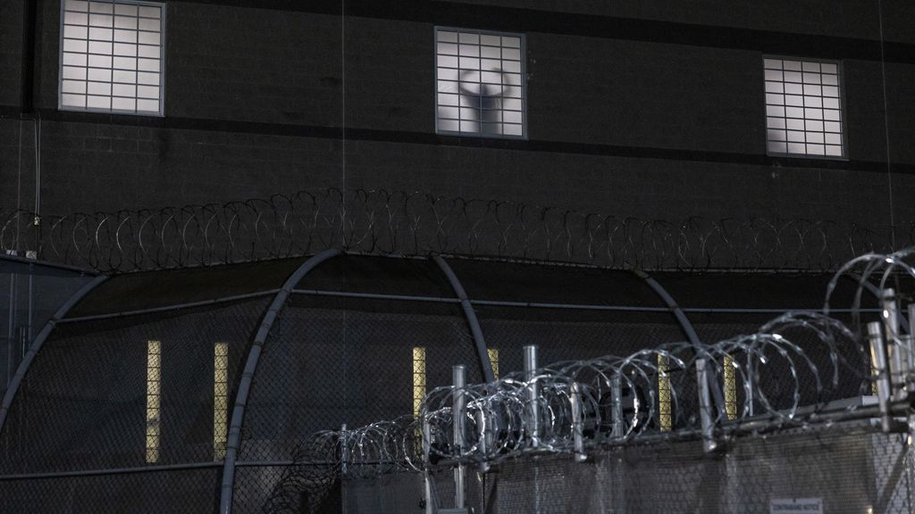 La silueta de un detenido en Delaney Hall.