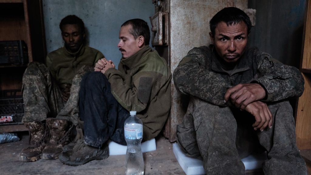 Tres prisioneros de guerra de origen colombiano, que combatían en las filas del Ejército ruso, esperan su traslado al hospital después de ser capturados por Ucrania.
