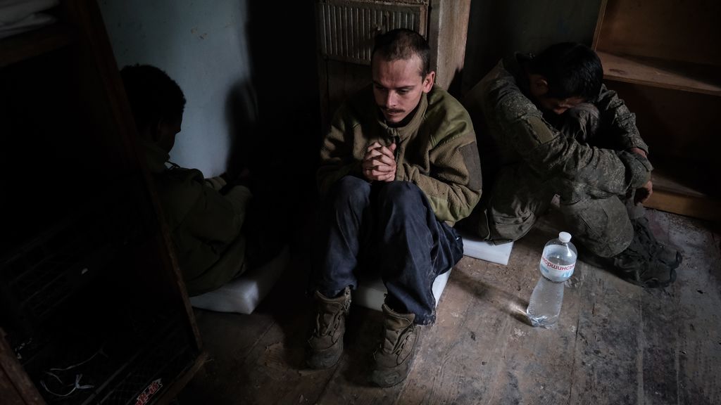 Tres prisioneros de guerra de origen colombiano, que combatían en las filas del Ejército ruso, esperan su traslado al hospital después de ser capturados por Ucrania.