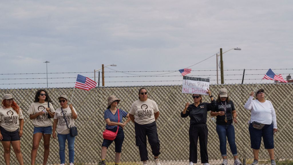 Manifestantes frente al muro de Camp East Montana.