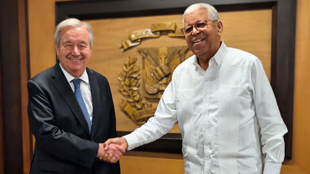 El Secretario General de la ONU António Guterres, junto al Viceministro de Política Exterior Multilateral de República Dominicana, Rubén Silié,