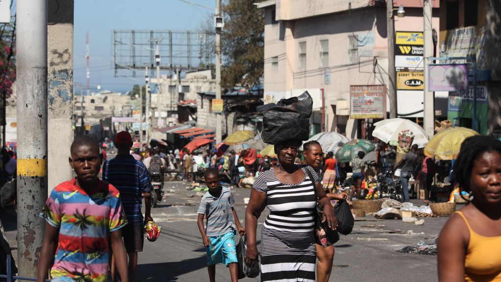 Transeúntes en Puerto Príncipe, Haití