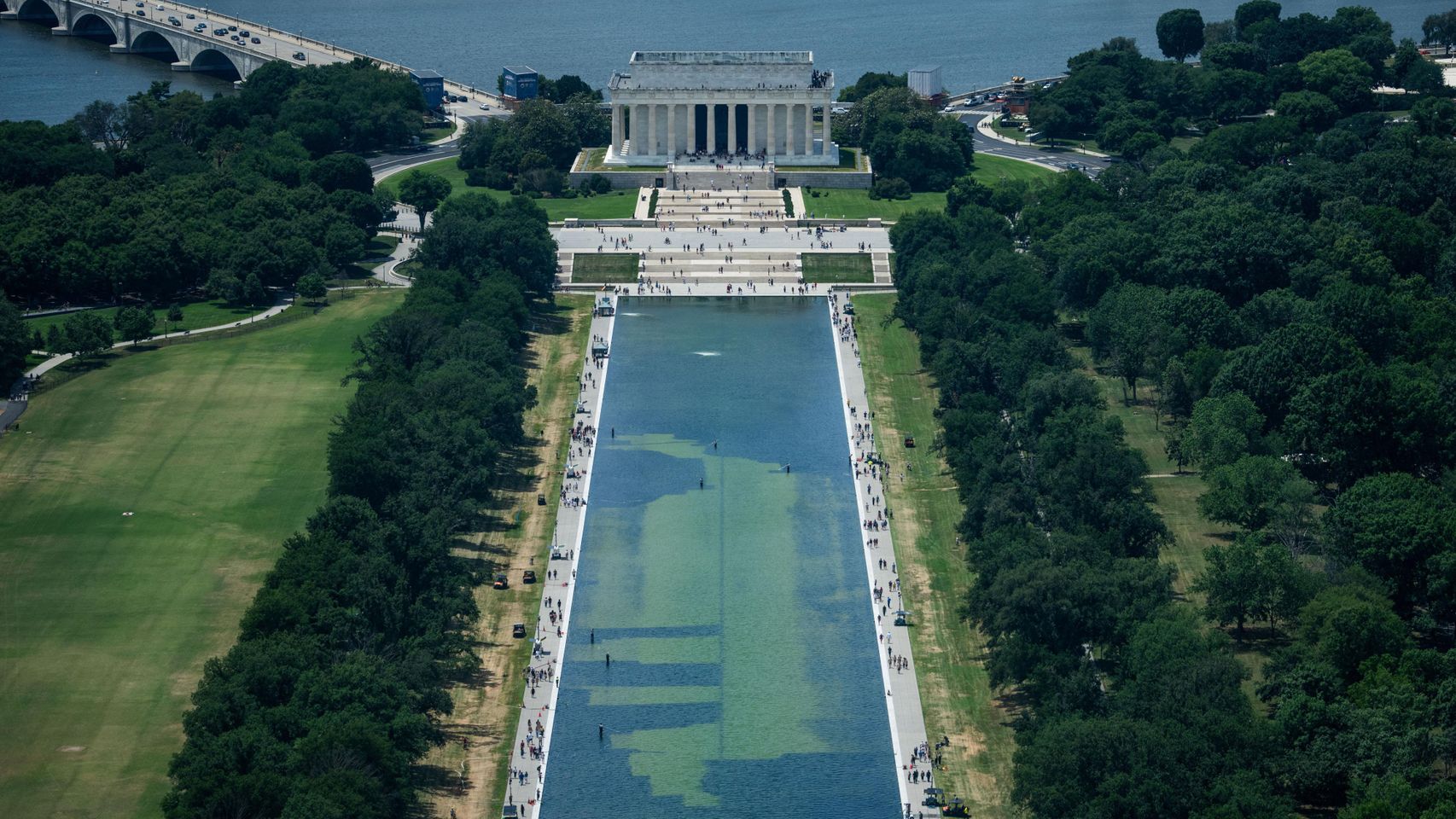 Vista aérea desde el Monumento a Washington mientras los equipos eliminan las algas del fondo de la piscina reflectante del Monumento a Lincoln.