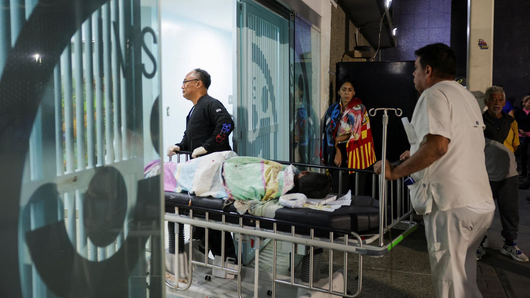Un herido es trasladado al hospital Pérez Carreño de Caracas.