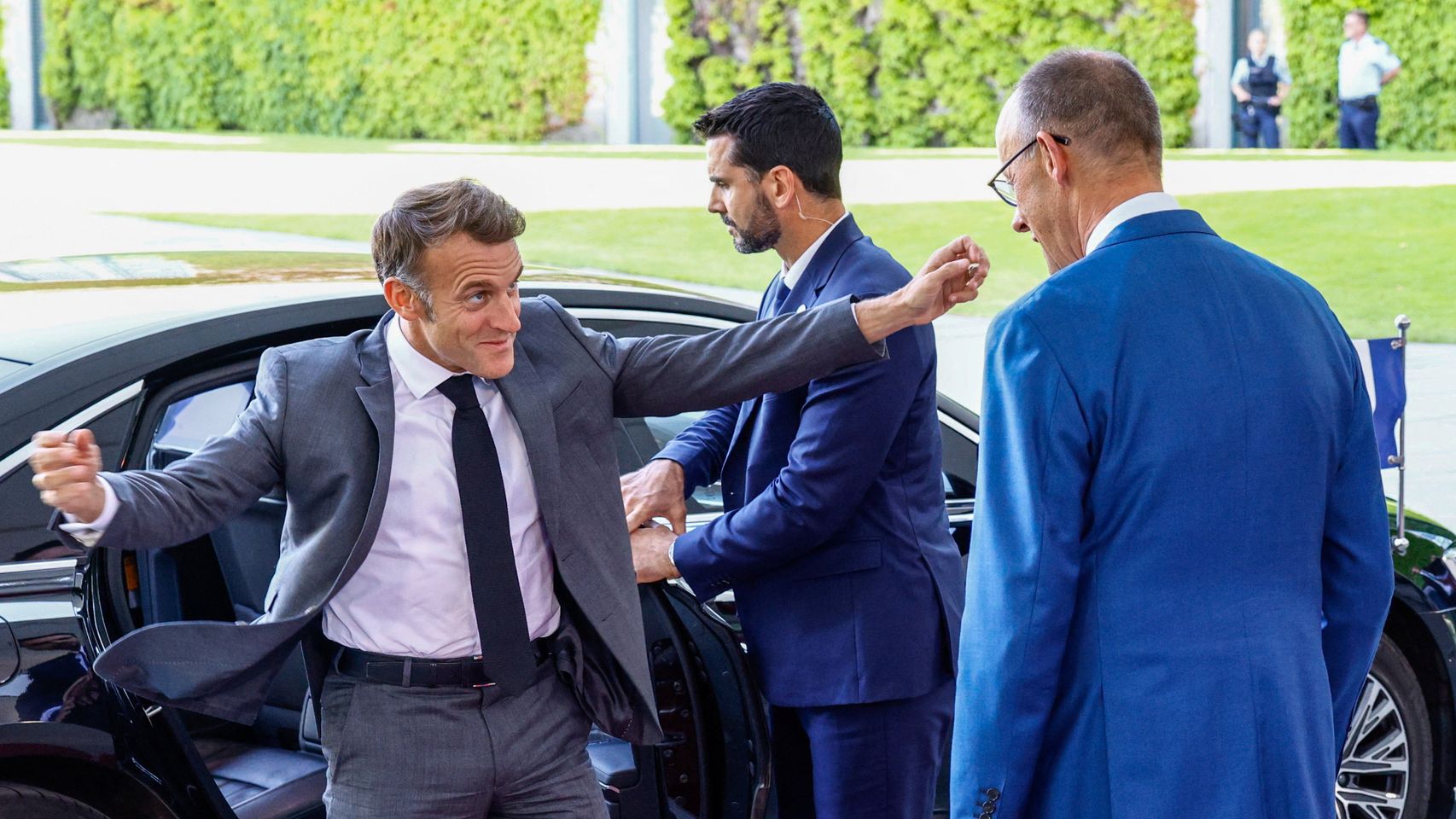 Emmanuel Macron saluda a Friedrich Merz a su llegada a la minicumbre de Berlín