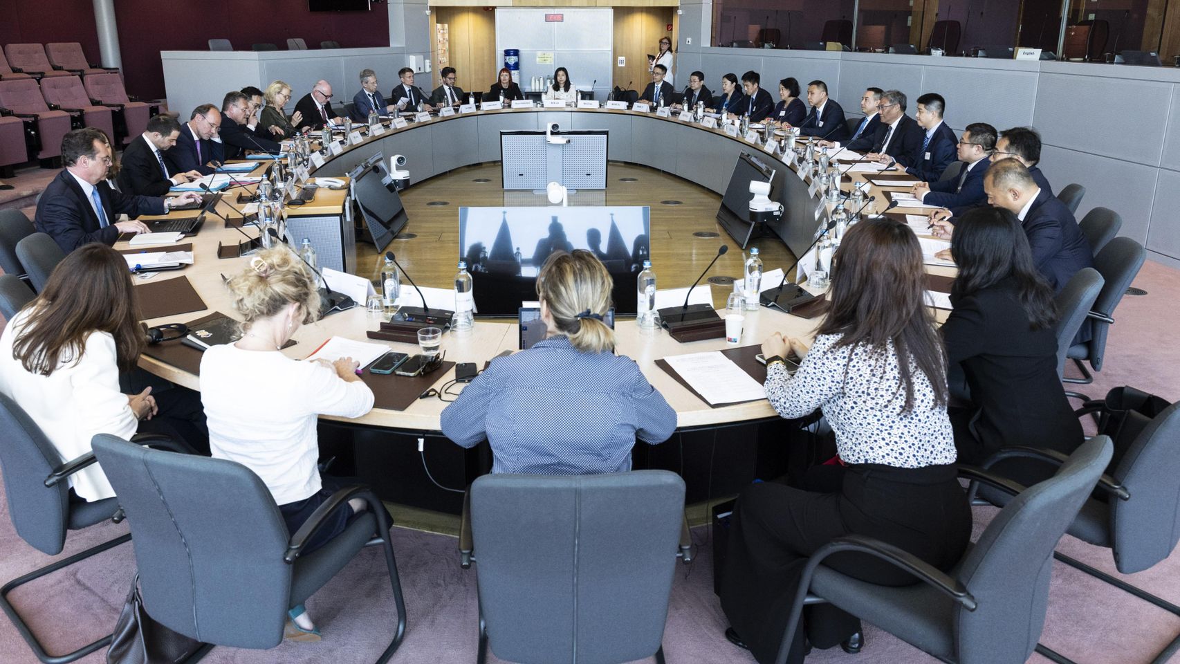 Las delegaciones de China y la UE, durante su reunión de este lunes en Bruselas