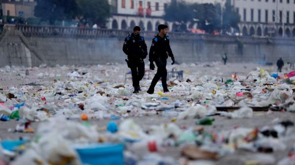 La otra cara de la Noche de San Juan: hasta diez veces más basura en las playas al amanecer - Las imágenes que cada año reabren el debate sobre San Xoán en A Coruña