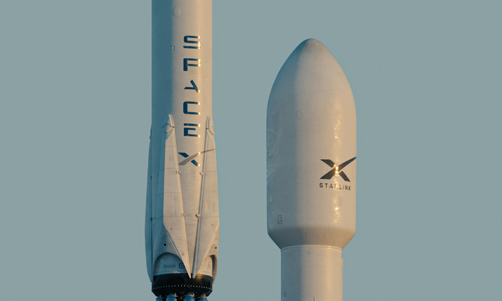 Primer plano de los cohetes SpaceX y Starlink en posición vertical antes del lanzamiento.