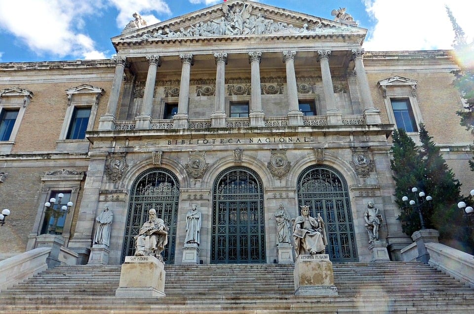 fachada de la biblioteca nacional de madrid
