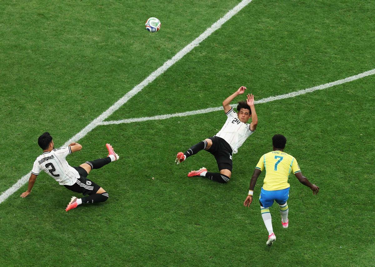 Vinicius dispara a la portería japonesa ante la inútil oposición de Yukinari Sugawara y Kaishu Sano.