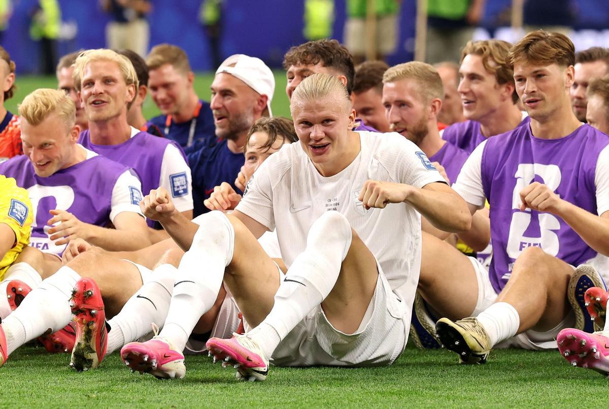 Erling Haaland, al frente del equipo, en la habitual celebración de Noruega practicando remo ante su afición.