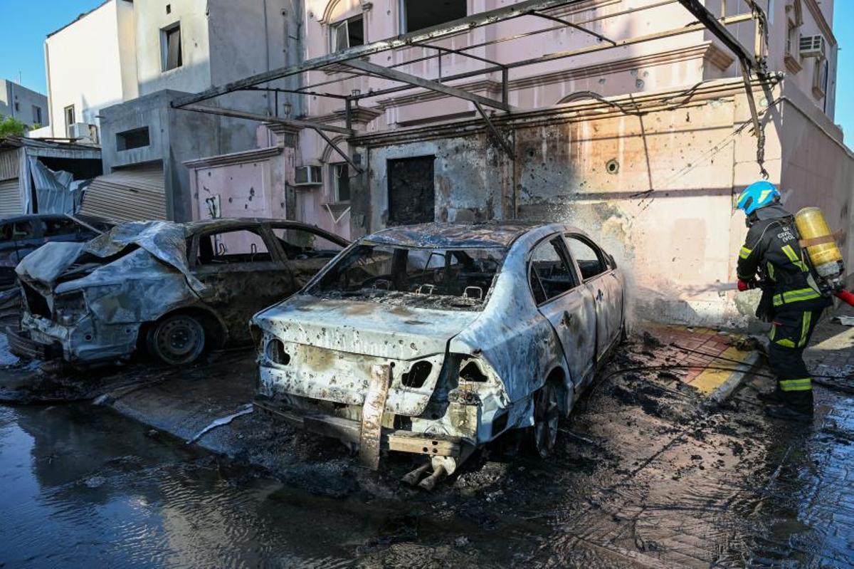 Un miembro de la defensa civil de Bahréin apaga un incendio provocado por drones iraníes en la ciudad de Hamad, el 11 de junio.