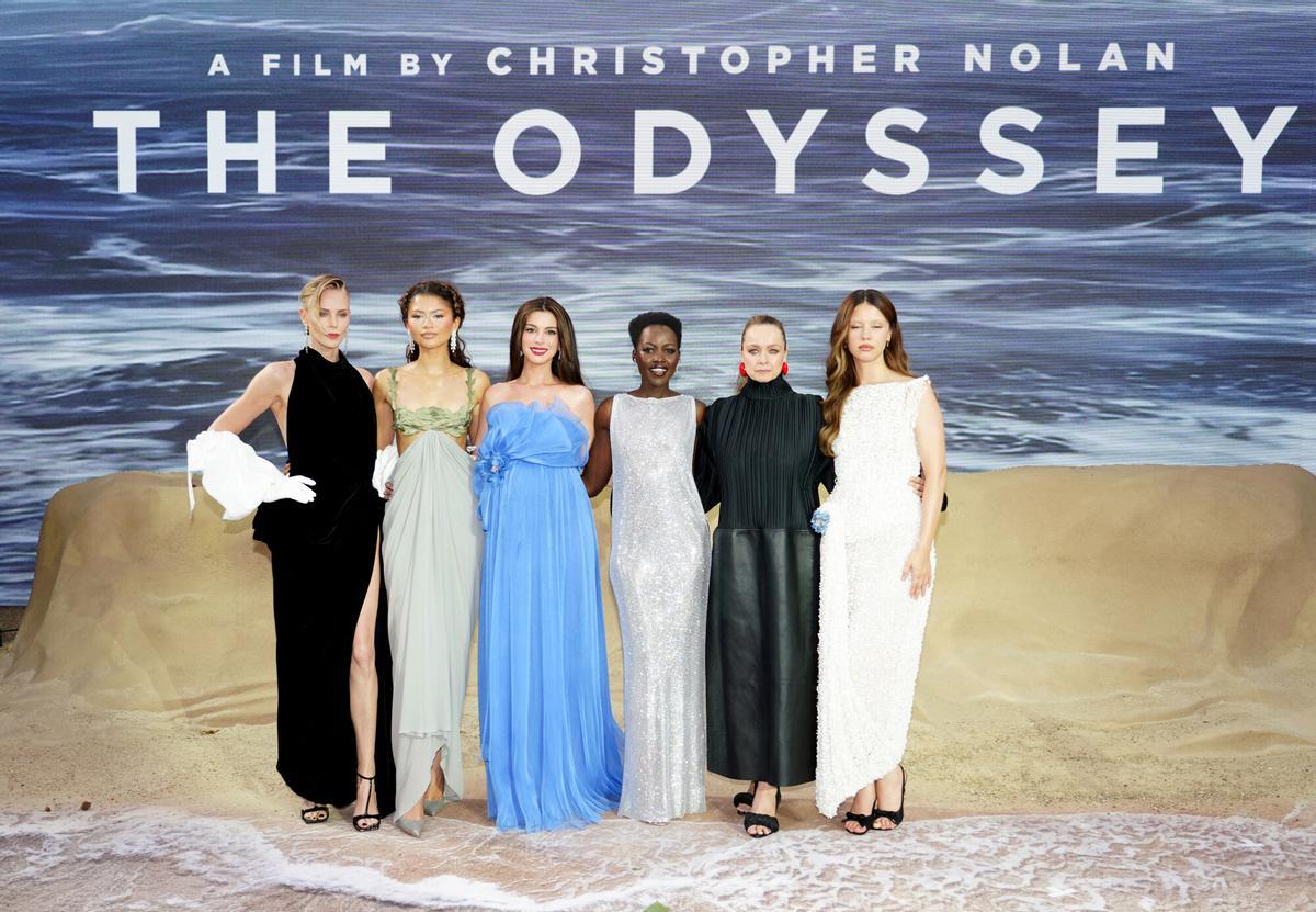 06 de julio de 2026, Reino Unido, Londres: (LR) la sudafricana estadounidense Charlize Theron, la actriz estadounidense Zendaya, la actriz estadounidense Anne Hathaway, la actriz keniano-mexicana Lupita Nyong'o, la actriz inglesa Samantha Morton y la actriz inglesa Mia Goth asisten al estreno mundial de The Odyssey en Leicester Square. Foto: Ian West/PA Wire/dpa 07/06/2026 SOLO PARA USO EN ESPAÑA. Ian West/PA Wire/dpa;entretenimiento;medios de comunicación;celebridad;gente;arte;cultura;cine;Estreno mundial de La Odisea en Londres