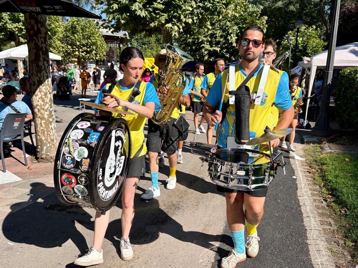 La charanga en el recorrido por las fiestas de Santiago en Sama