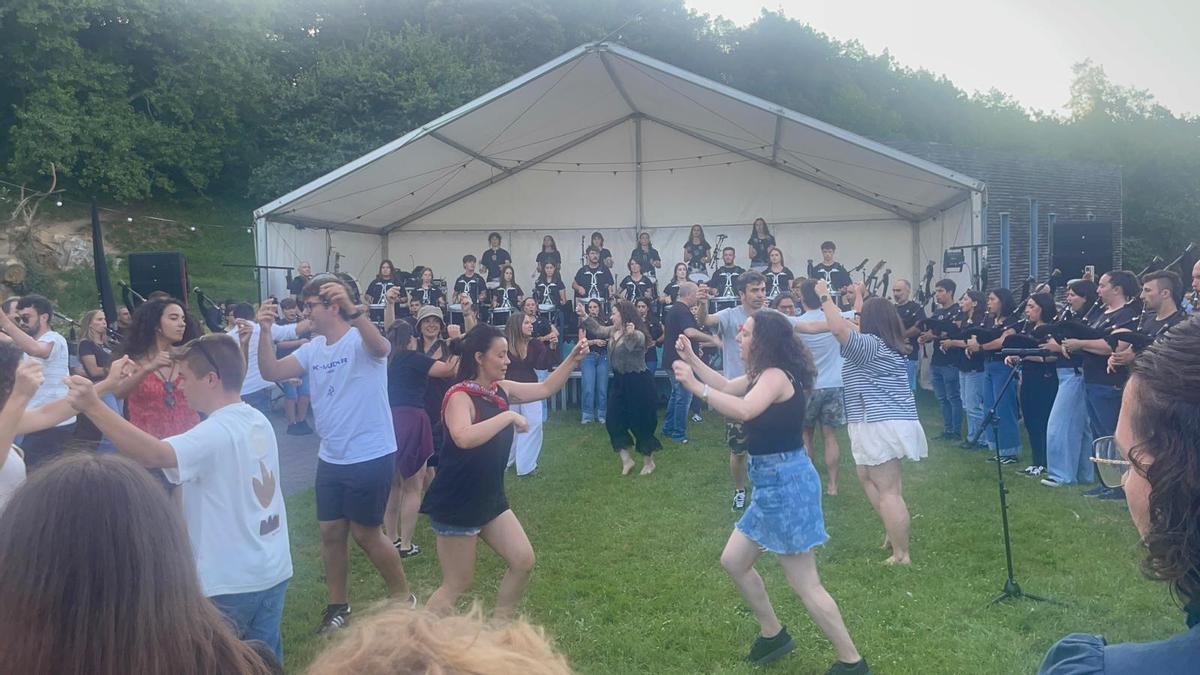 Bailarines en Llaciniegu.