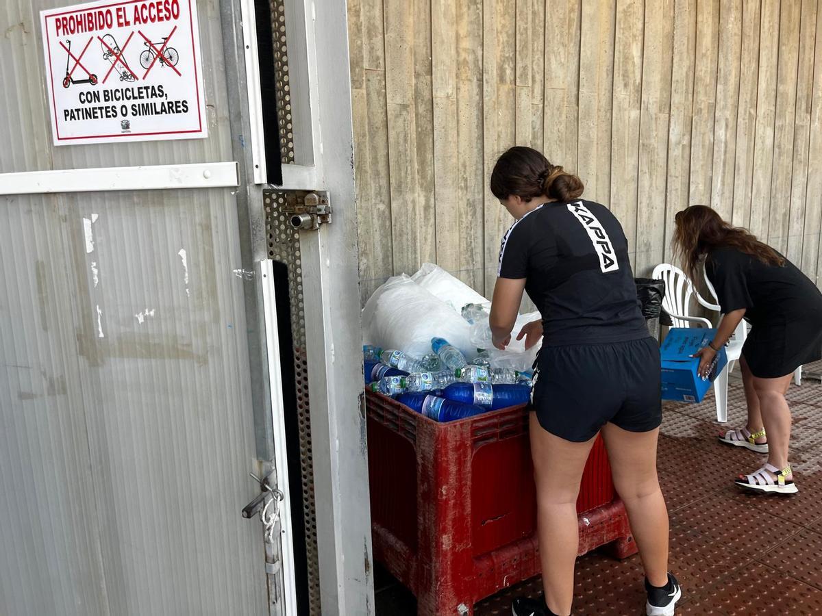 Voluntarios del incendio de Los Gallardos cargan botellas de agua para los afectados