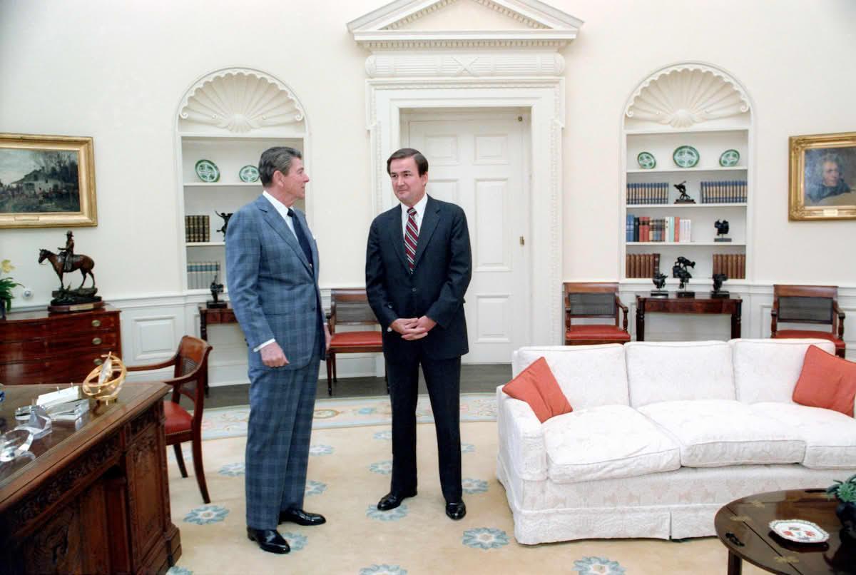 Pat Buchanan, con el presidente Ronald Reagan, en una imagen de 1982.