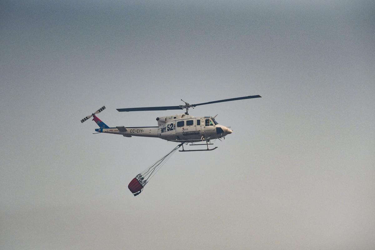 Un helicóptero trabaja para extinguir el incendio, el 24 de julio de 2026, en Burgohondo, Ávila, Castilla y León (España). El incendio, que continúa más allá de la capacidad de extinción, ha obligado a la evacuación de unas 1.500 personas, y mantiene confinados Burgohondo, Navaluenga y El Tiemblo. 24 DE JULIO DE 2026 Mateo Lanzuela / Europa Press 24/07/2026. Mateo Lanzuela;category_code_new;